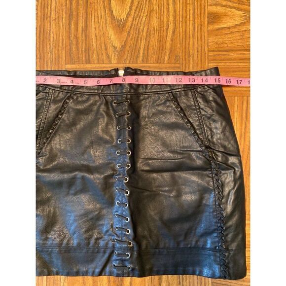 Blank NYC women's black faux leather y2k with braided side pockets mini skirt 28 - Picture 8 of 9